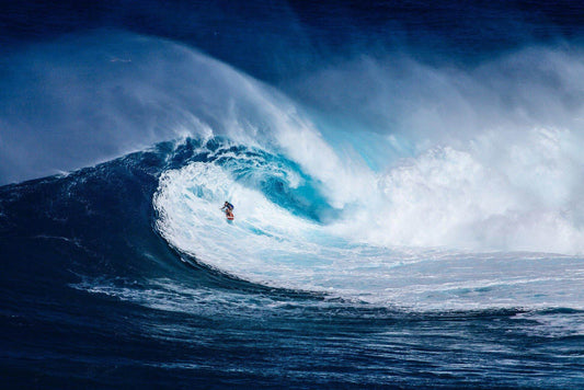 Surfista su onda gigante                                                